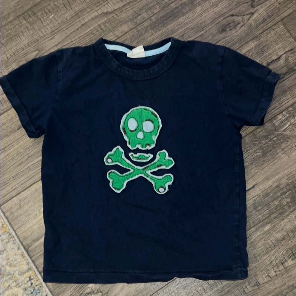 Mini Boden Navy Blue and Green Skull ☠️ & crossbones appliqué Tee 7-8Y